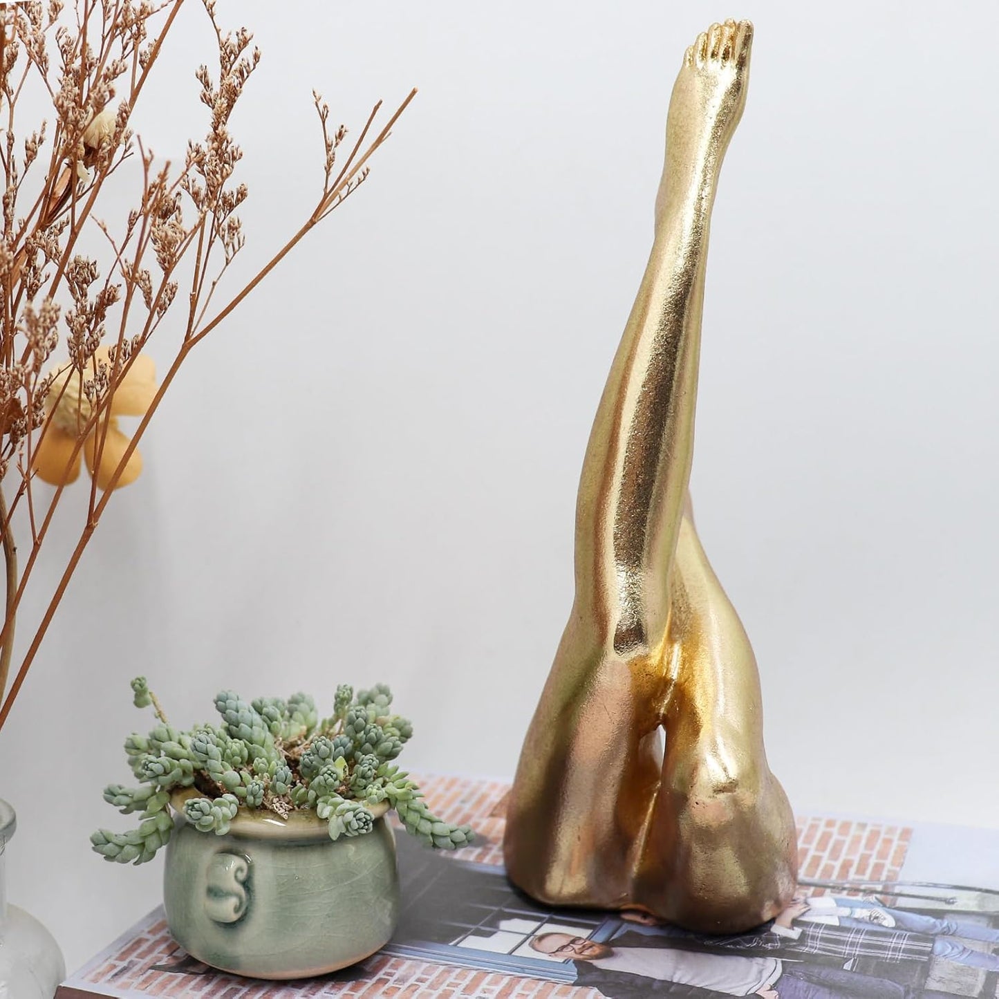 Gold Legs Statue, Resin Abstract Art Legs Ornament, Yoga Woman Decor Sculpture, Modern Aesthetic Figurine Decoration, Suitable for Home Living Room Bedroom Office Shelf Table Desk Bookshelf Decor